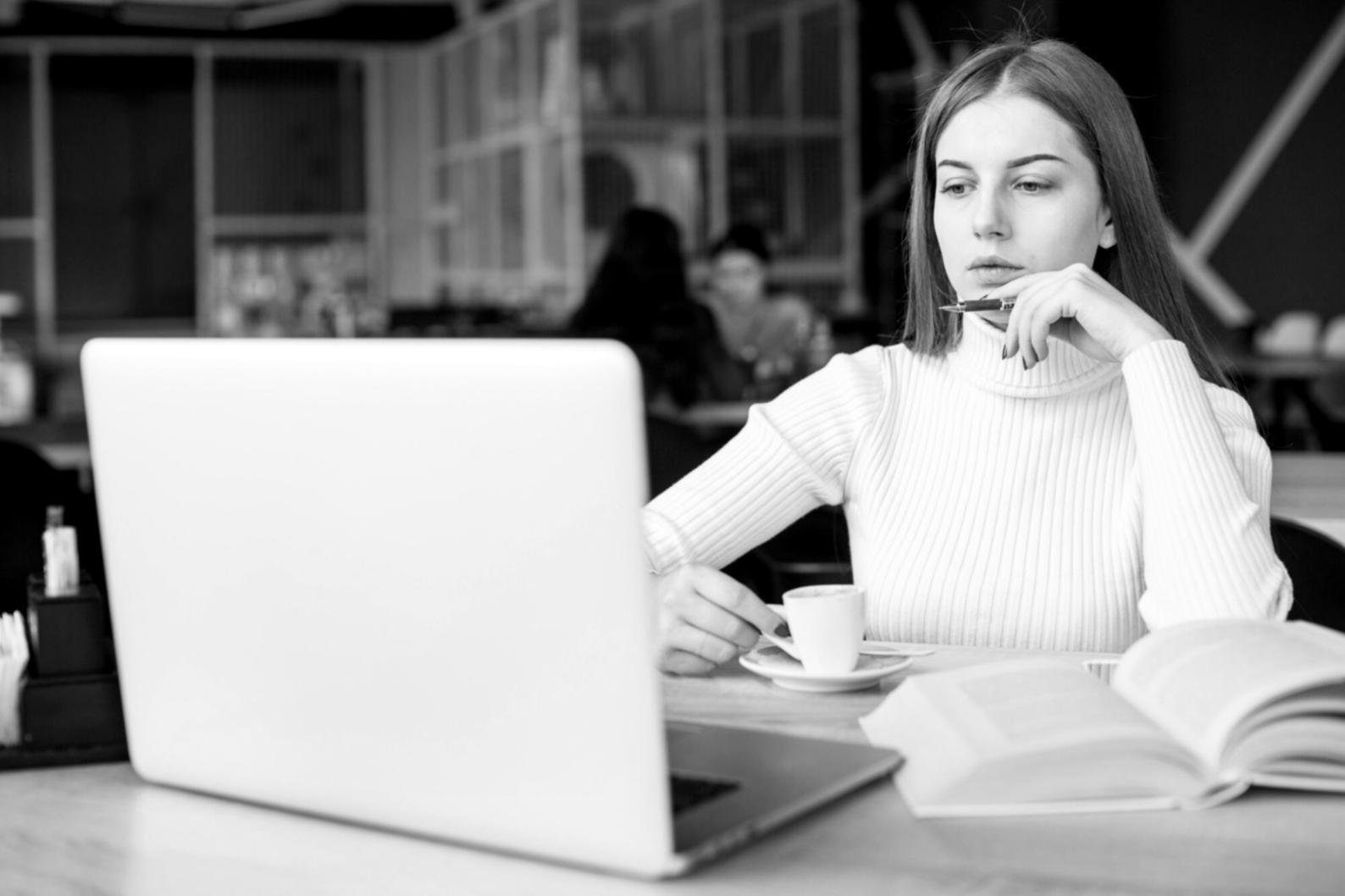 Equipo de lytheronavo trabajando en análisis financiero